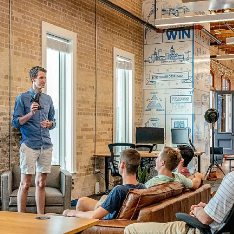 Comment faciliter la mise en relation entre réseaux et entreprises en France pour la formation en développement web